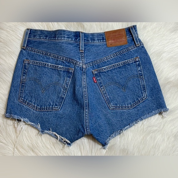 Levi’s Premium 501 Original Fit High Rise Shorts Medium Wash Distressed - Picture 3 of 8